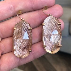 Beautiful Kendra Scott earrings! 🖤🤍